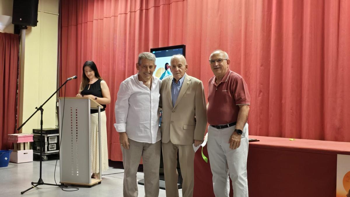 Pedro Abad Martínez, flanqueado por el alcalde, José Abad, y el anterior victoreño Antonio Maestre.