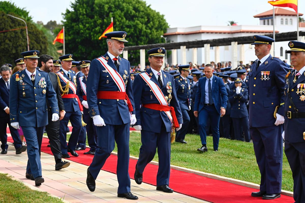 El monarca, Felipe VI, este martes en la AGA de San Javier, rodeado de militares.