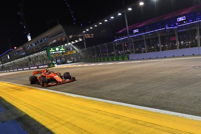 El piloto de Ferrari Charles Leclerc en acción durante la sesión de clasificación para el Gran Premio de Fórmula 1 de Singapur en el Circuito Urbano de Marina Bay en Singapur.