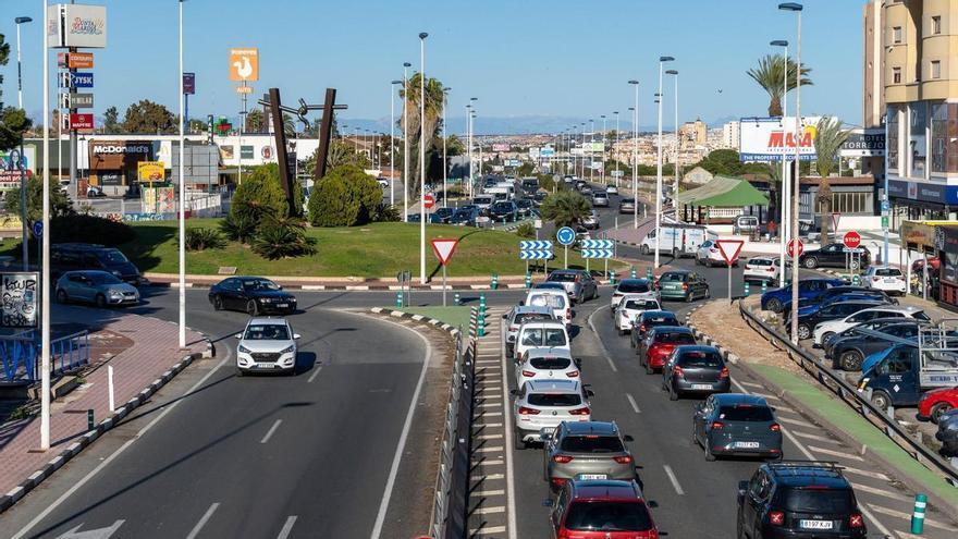 Transportes arranca la instalación un sistema de semáforos con IA en la glorieta de Punta Prima de la N-332 en Torrevieja