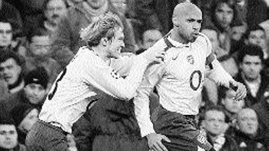 Alexander Hleb celebra un tanto con Henry en el Arsenal. / Efe