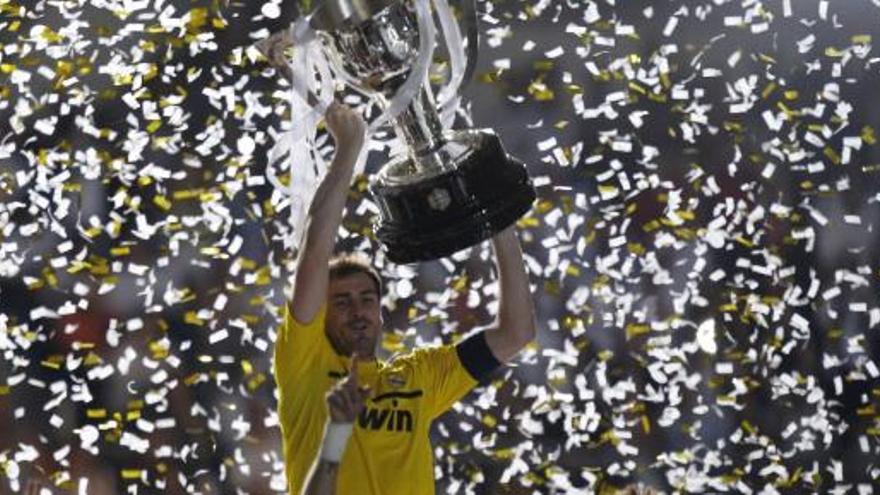 Casillas, con la Copa de la Liga.