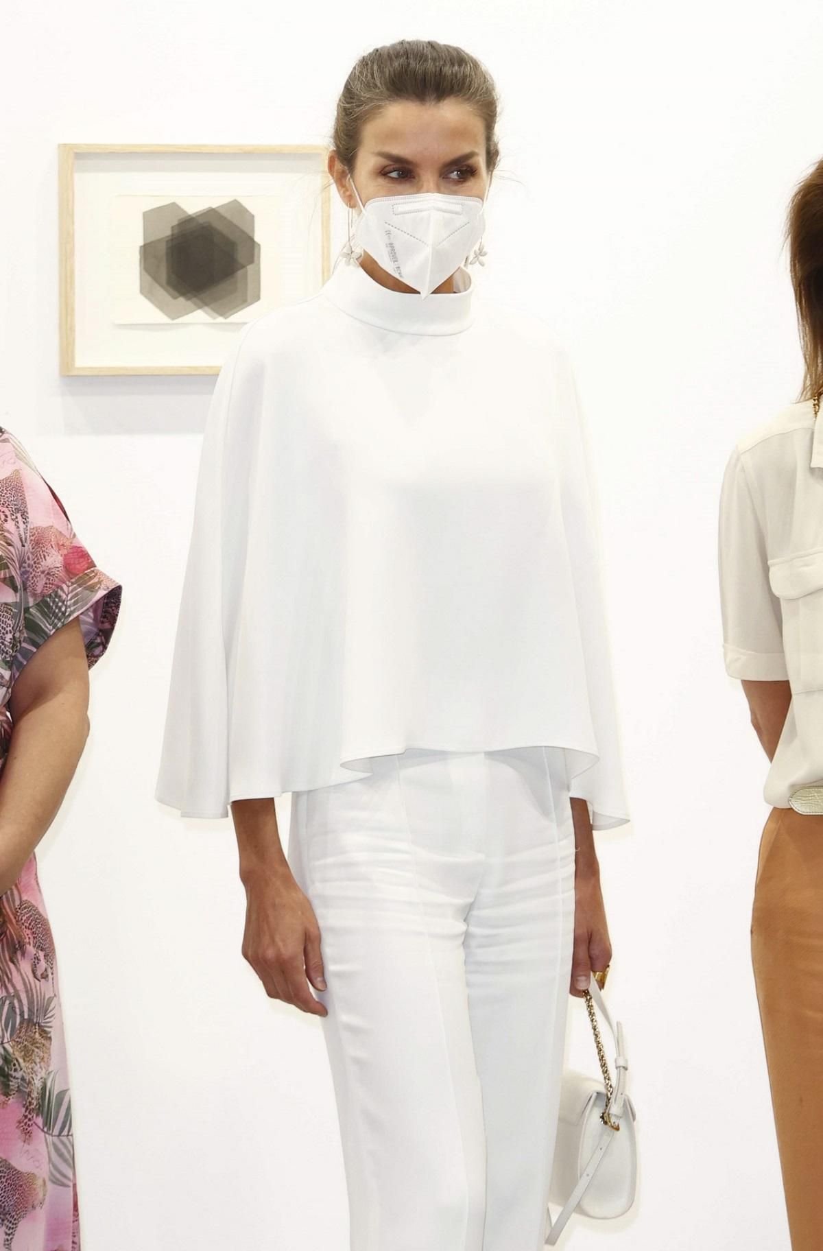 La reina Letizia, con look total white, en la inauguración de la Feria Internacional de Arte Contemporáneo ARCO 2021 en Madrid