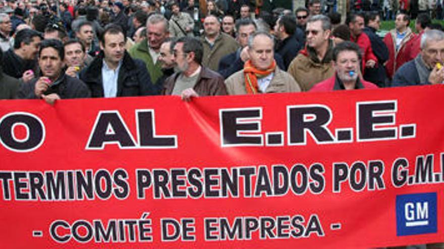 Trabajadores protestan ante un Expediente de Regulación de Empleo.