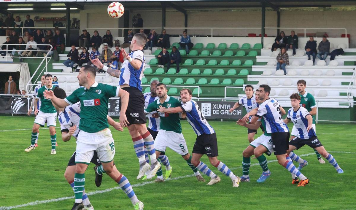 Un jugador del Avilés despeja el balón durante el partido de ayer en el campo de O Vao.
| Alba Villar