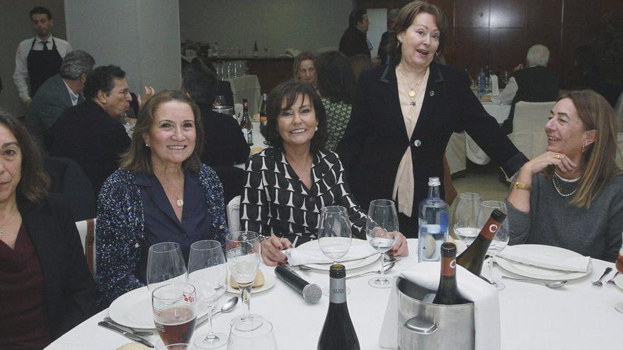 La magistrada Ángela Domínguez-Viguera, de pie, junto a compañeras de la justicia. |  Iñaki Osorio