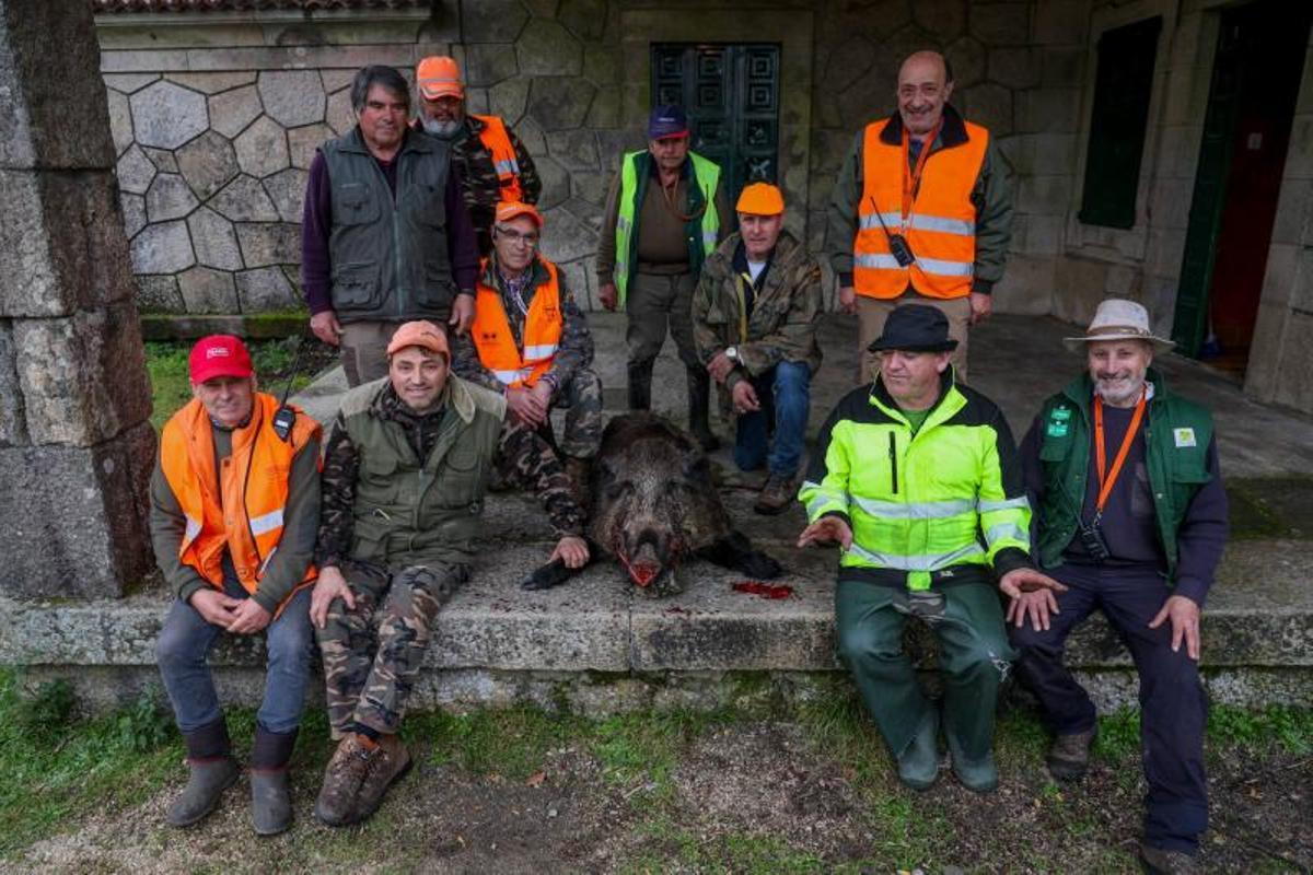 Cazadores de Meaño, tras una batida el pasado invierno.