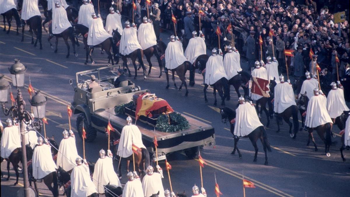 Traslado del féretro de Franco hacia el Valle de los Caídos, el 23 de noviembre de 1975.