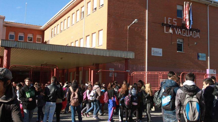 Salida de alumnos de un instituto.