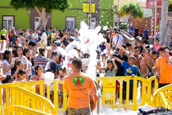 Fiesta de la espuma en la Plaza San Rafael en Vecindario