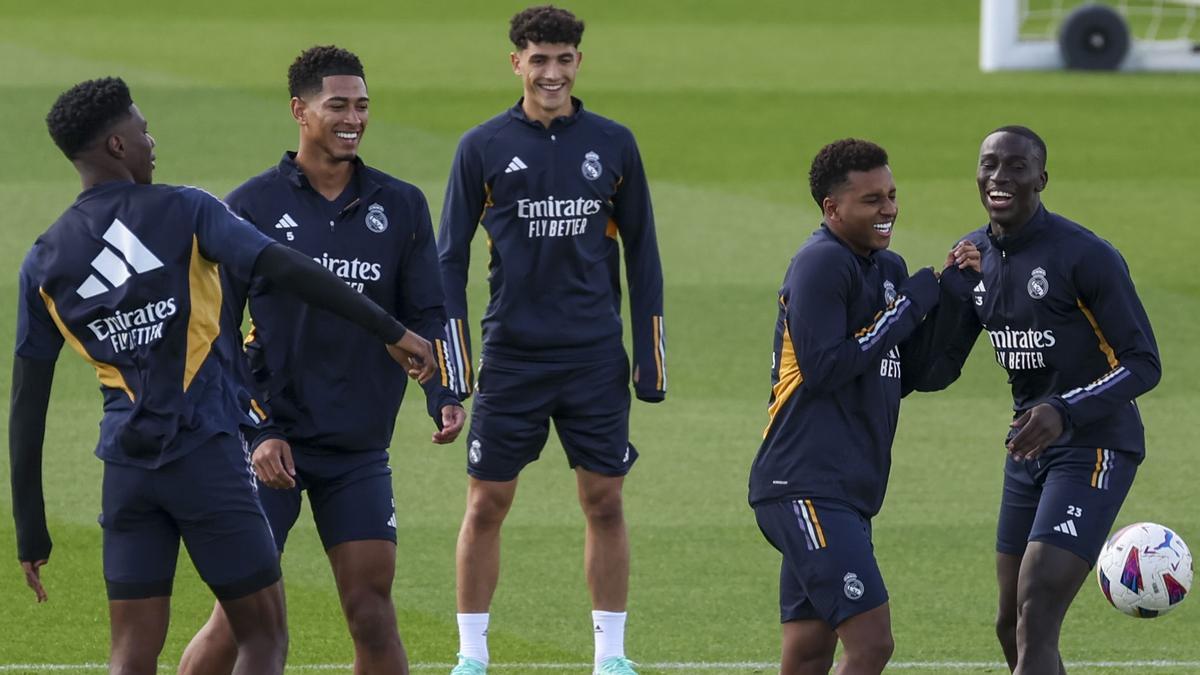 Varios jugadores del Madrid bromean en el último entrenamiento del equipo.