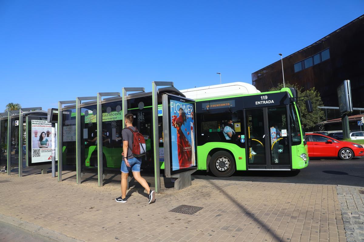 Parada de autobus, autobuses de Aucorsa