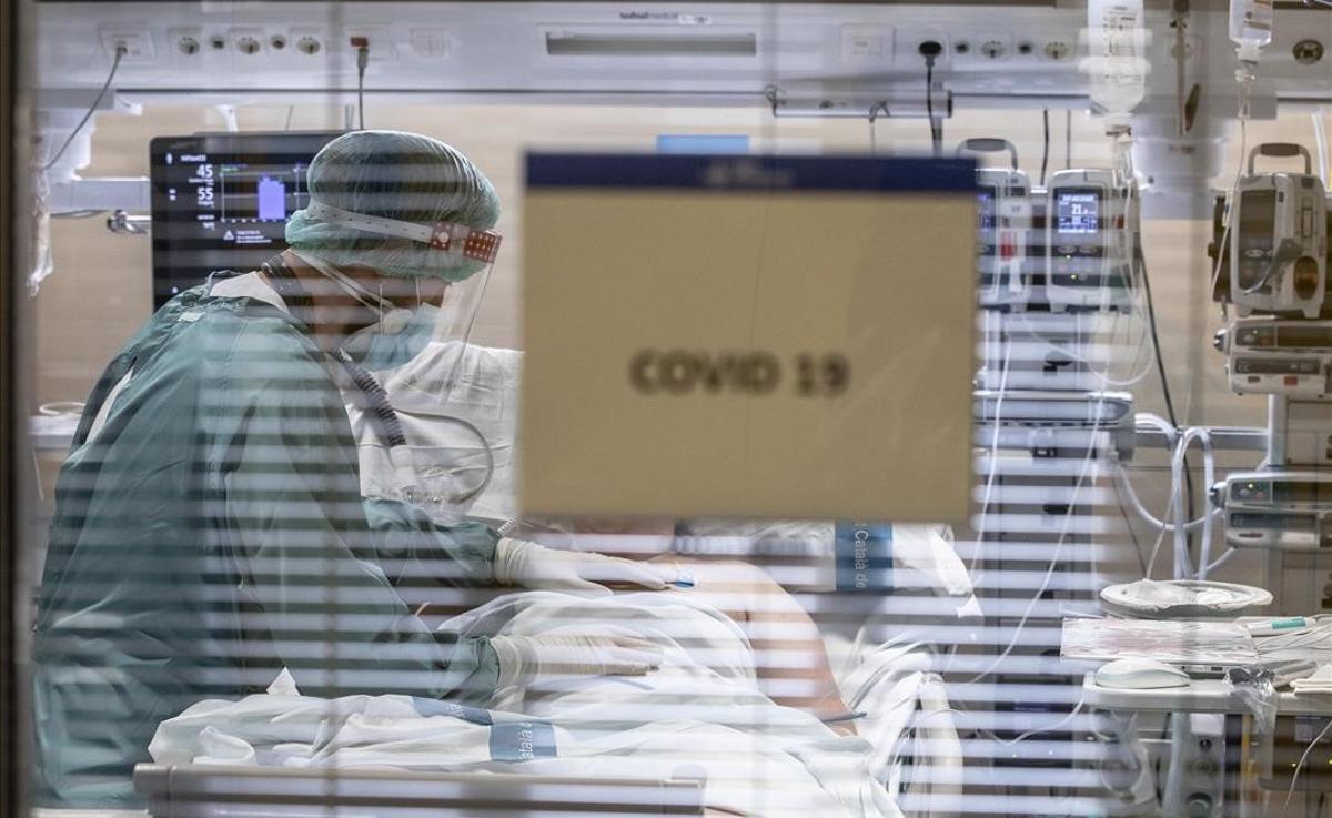 Un paciente ingresado por covid en la UCI del Hospital Vall d’Hebron de Barcelona. Un paciente ingresado por covid en la UCI del Hospital Vall d’Hebron de Barcelona.