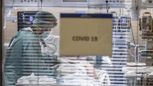 Un paciente ingresado por covid en la  UCI del Hospital Vall d’Hebron de Barcelona.