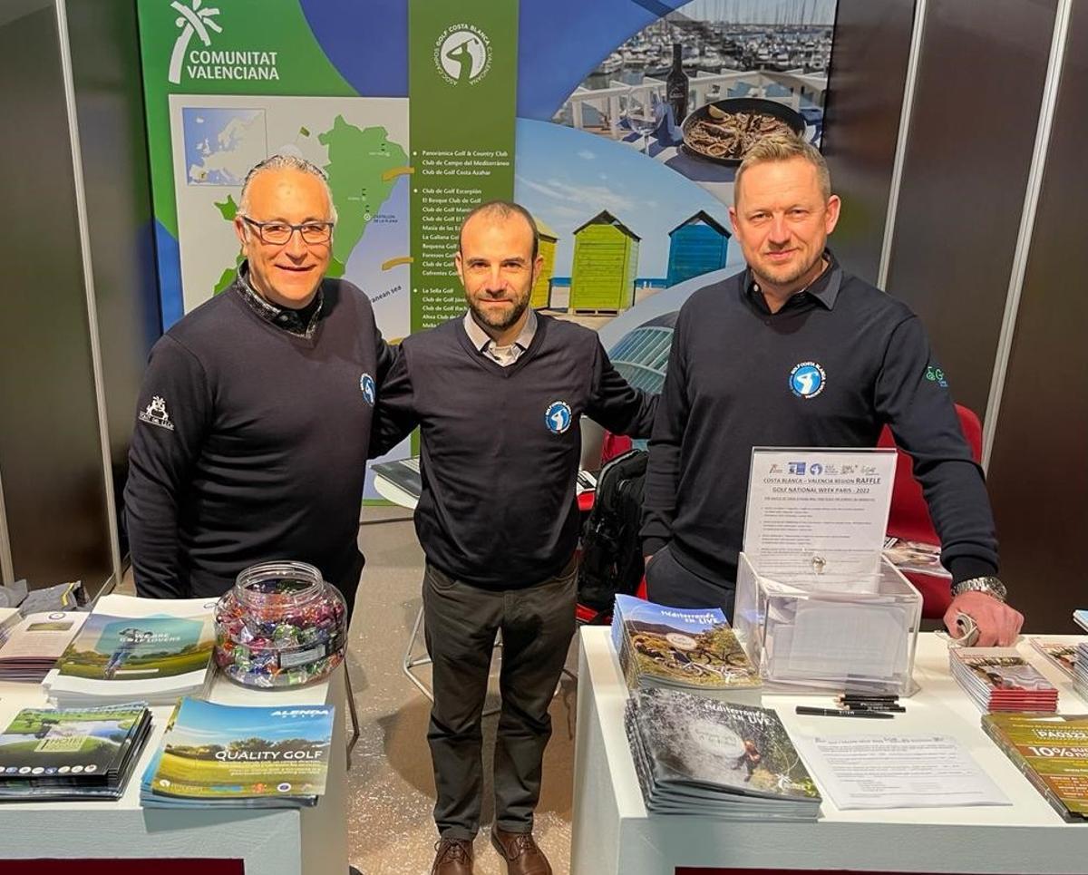 Representantes de la asociación de campos de golf en el estand de la feria