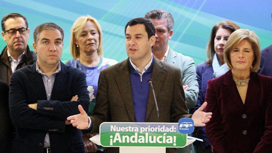 El presidente del PP-A, Juanma Moreno, posa con los integrantes de la lista provincial malagueña para concurrir al Parlamento.