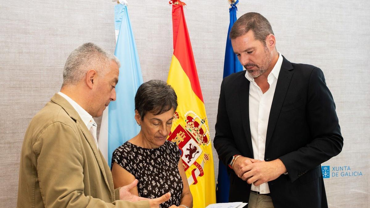 La presidenta del Consello da Cultura Galega, Dolores Vilavedra, recibe el ejemplar impreso del Plan Xeral de Normalización da Lingua Galega.