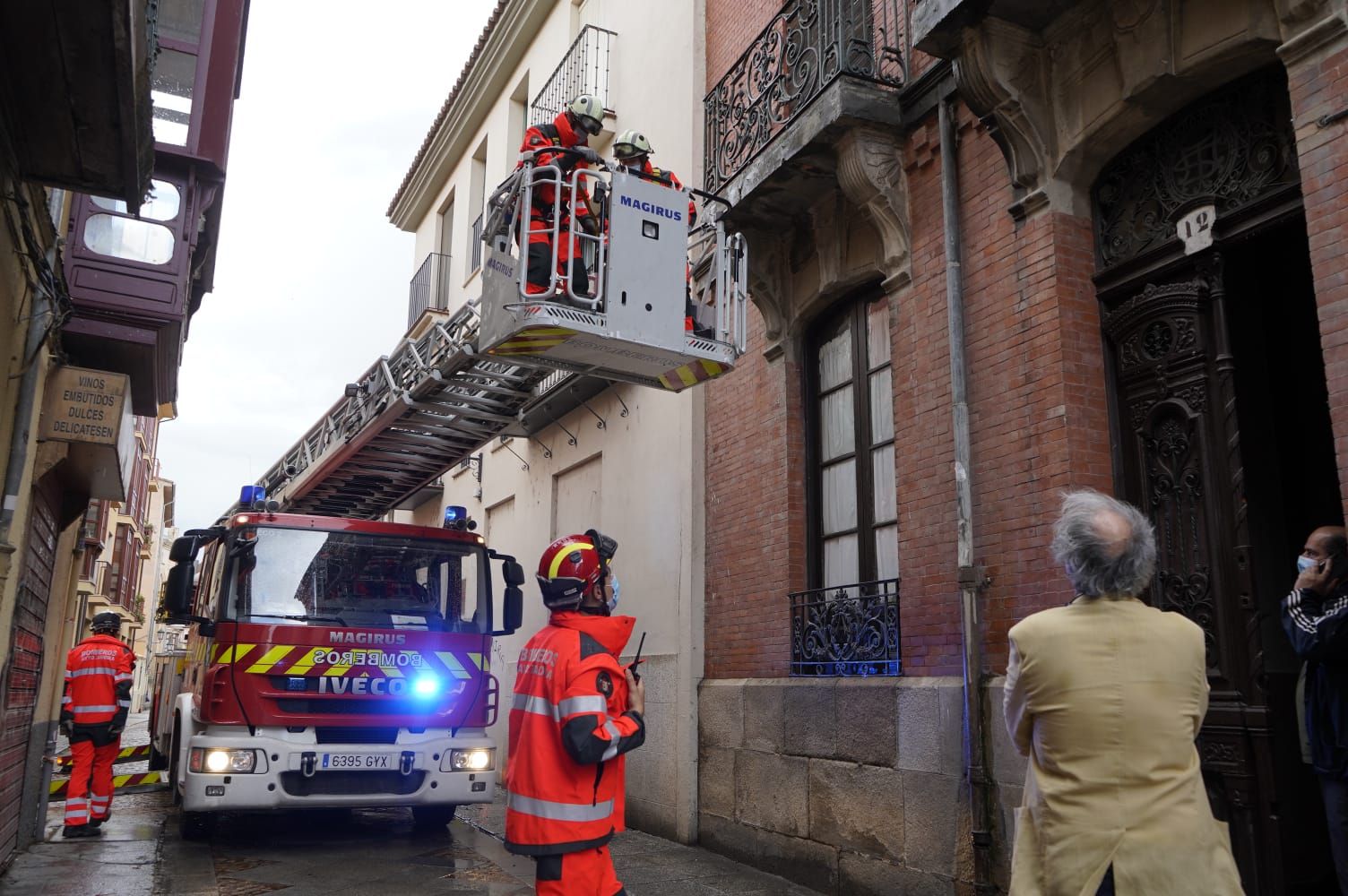 GALERÍA | Intervención de los bomberos por caída de cascotes en Zamora