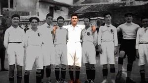 Un carrer per a la futbolista obligada a jugar com a home