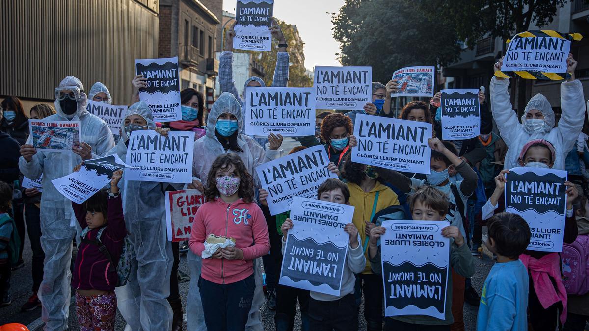 Protesta por amianto en las naves próxima a la ’Escola dels Encants’