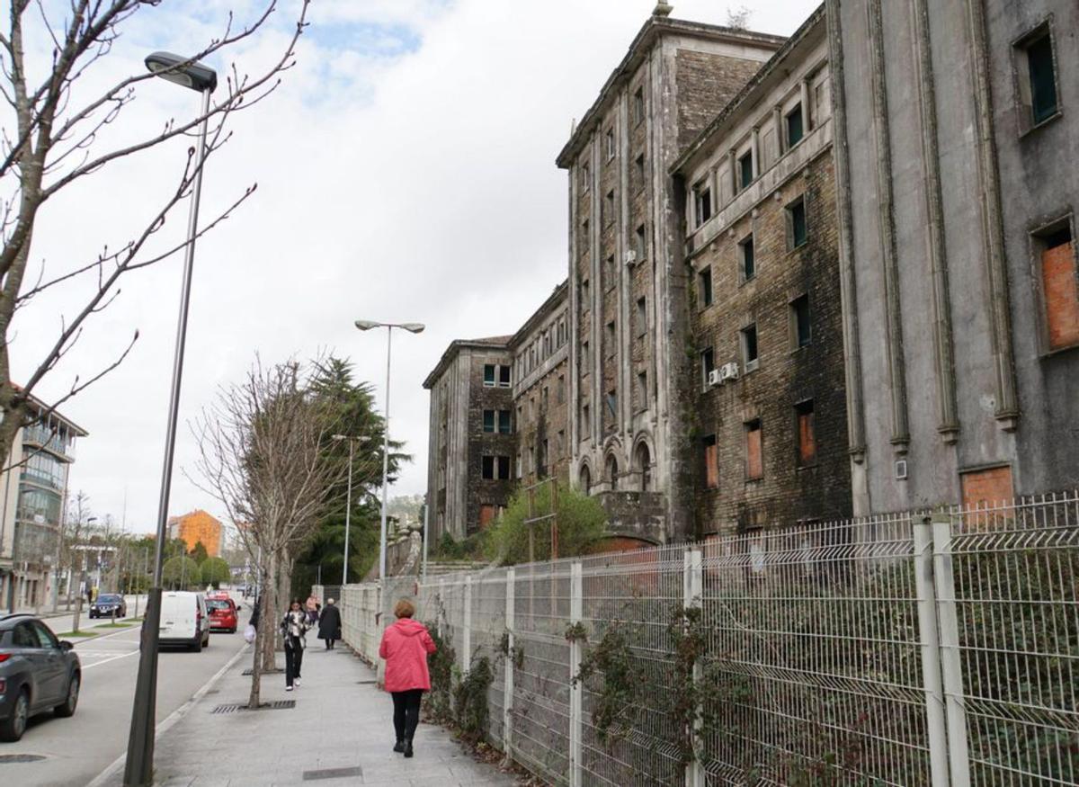 Parte delantera del edificio del antiguo Hospital Xeral / jesús prieto