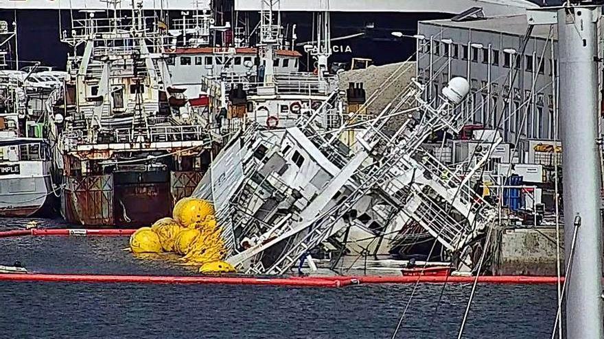 Los flotadores que sustentan al barco, ya inflados. | // FDV