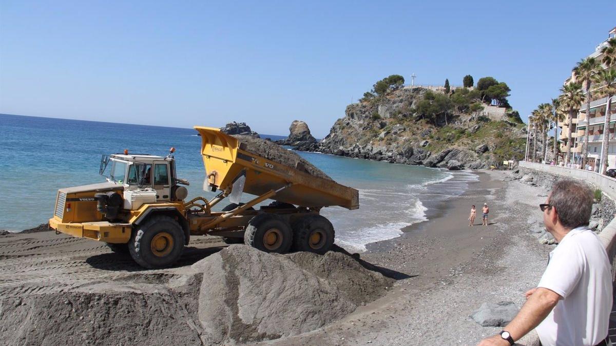 Reposición de arena en una playa