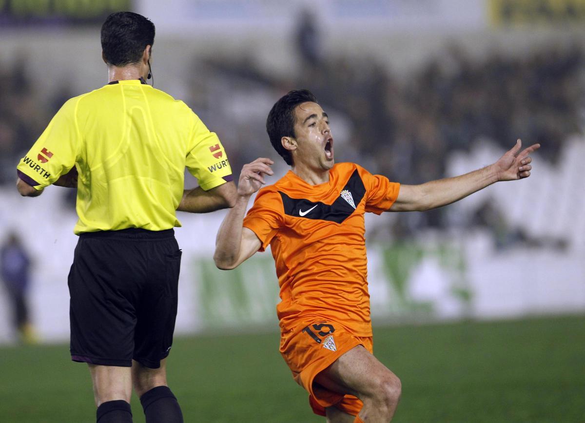 Pedro Sánchez celebra su gol, segundo del Córdoba CF al Racing de Santander. Pedro Sánchez celebra su gol, segundo del Córdoba CF al Racing de Santander.