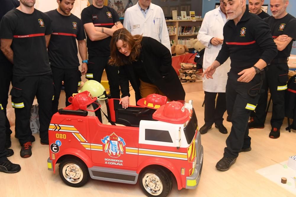 Los bomberos donan una camilla a los niños del Materno Infantil