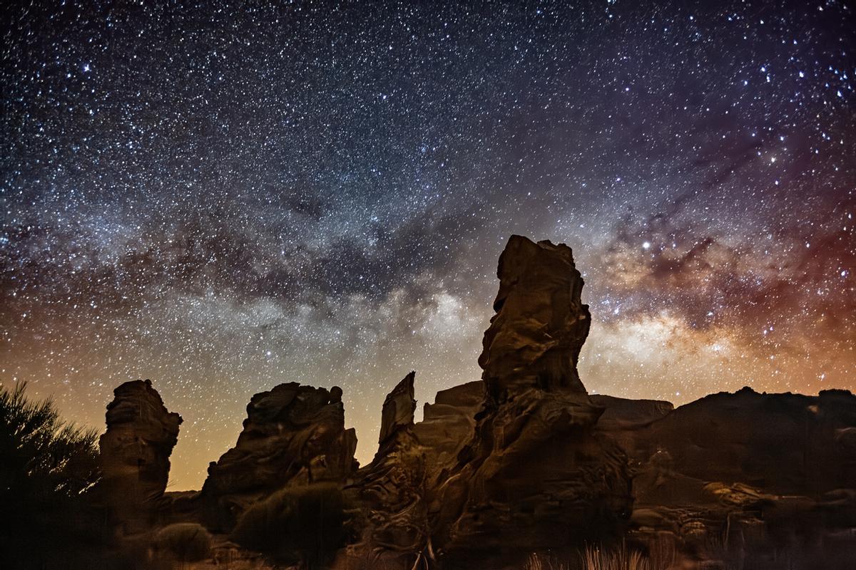 Vía Láctea sobre Los Roques de García, Parque Nacional del Teide, Tenerife