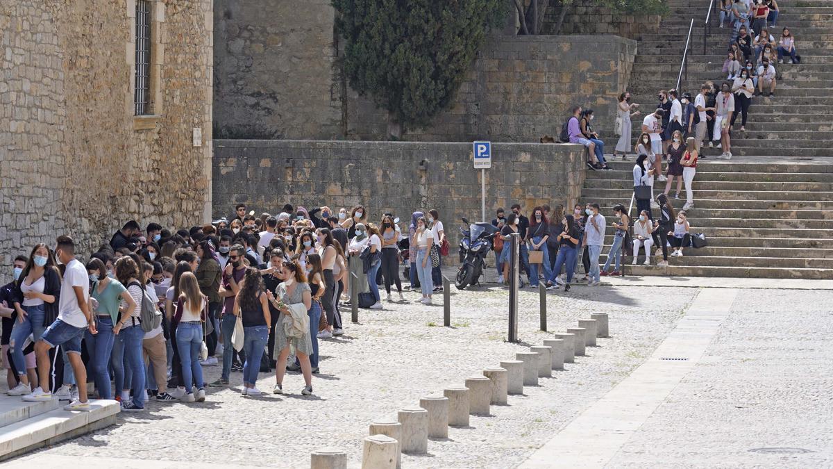 Protesta d'estudiants de la UdG en contra del requisit de la tercera llengua per obtenir el títol