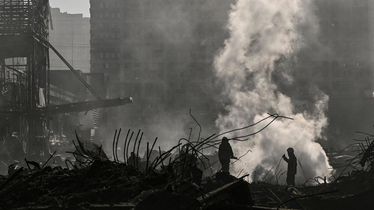 Bomberos trabajan en extinguir el fuego tras una explosión tras un bombardeo en un centro comercial de Kiev