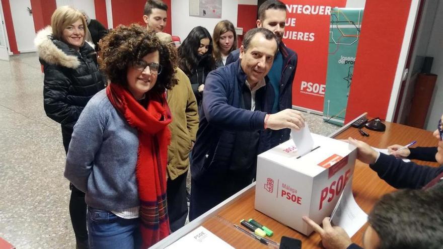 El secretario general del PSOE de Málaga, José Luis Ruiz Espejo, ejerce su derecho al voto como militante.