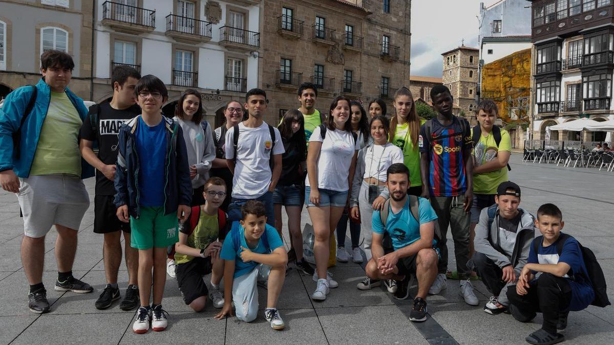 Participantes y monitores en el campamento urbano del pasado verano.