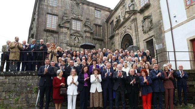 Foto de familia ás portas da Igrexa de San Domingos de Bonaval de Santiago trala rúbrica da constitución da fundación. |  Xoán Álvarez