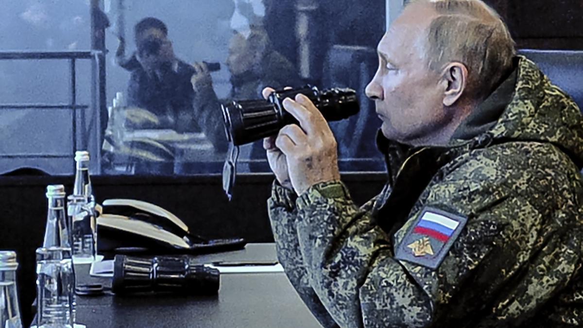 El presidente ruso, Vladímir Putin, inspecciona los ejercicios militares Vostok-2022.