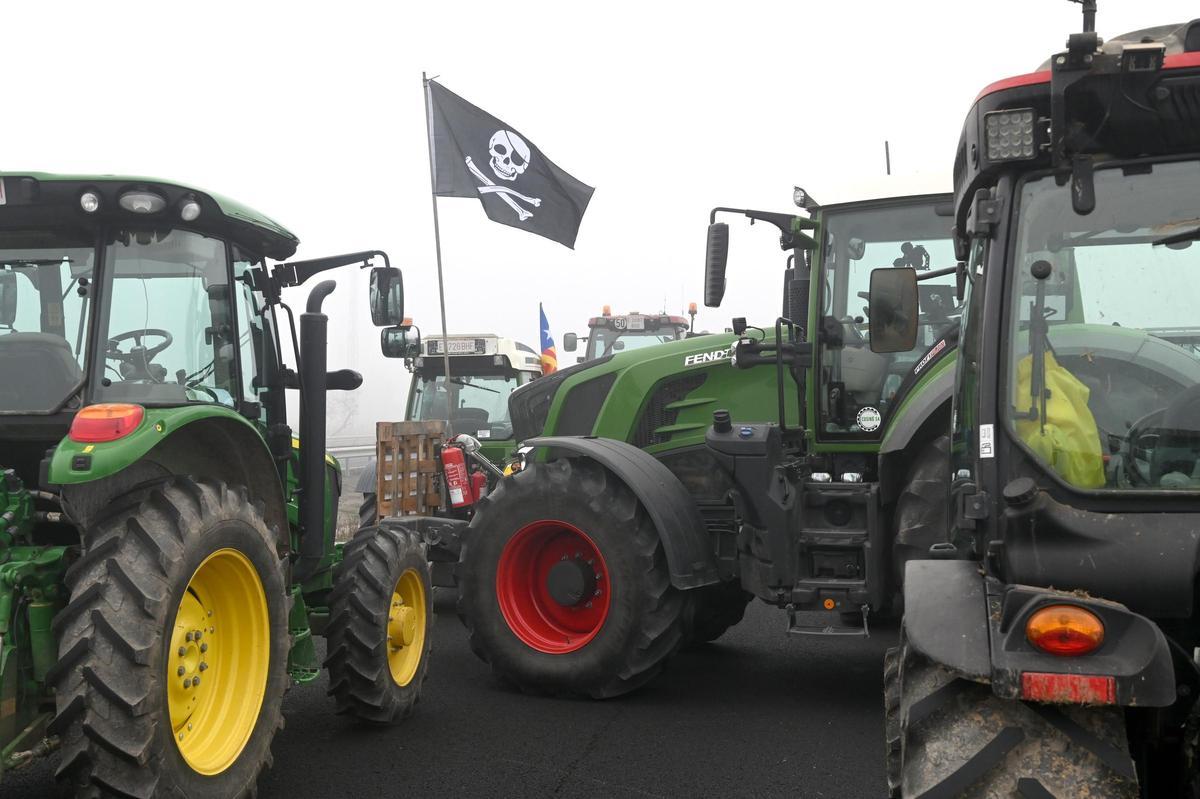 Agricultores catalanes protestan en Fondarella, en el Pla dUrgell (Lleida)