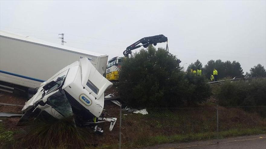 Fallece un camionero al sufrir un accidente en la autovía