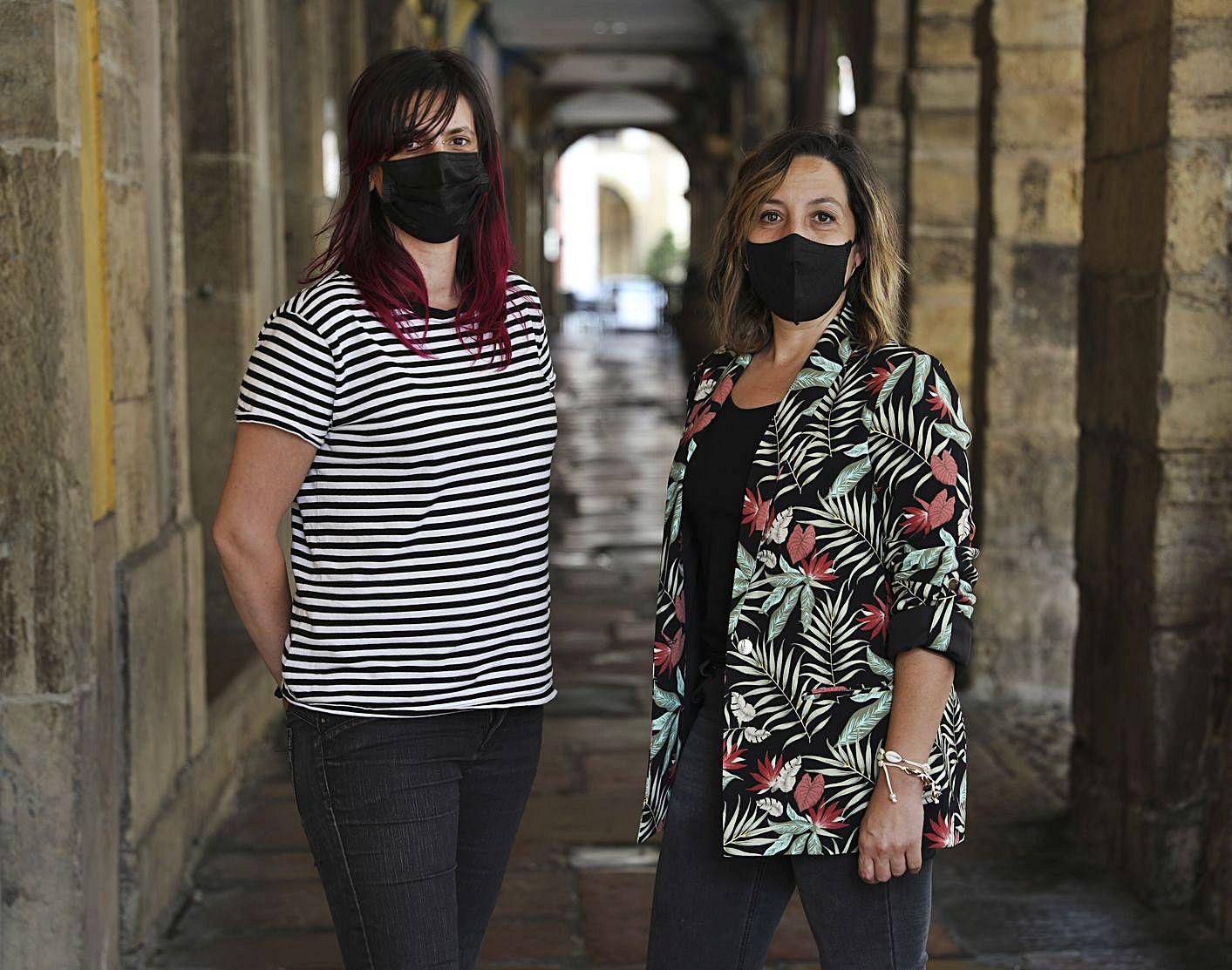 La psicóloga Paula Marín y Alba López, presidenta de “Abrazos Verdes”, en Avilés