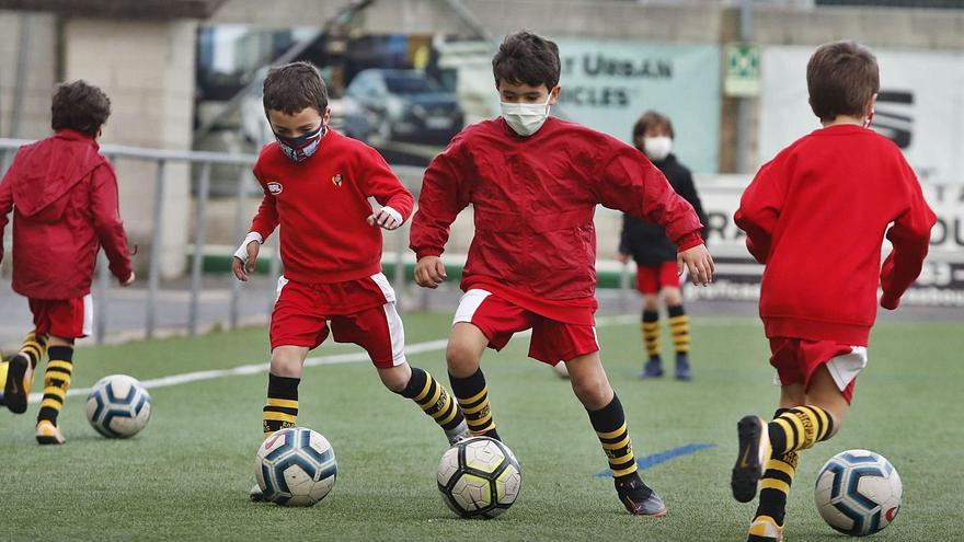 Varios niños se ejercitan ayer en el Baltasar Pujales. | // RICARDO GROBAS