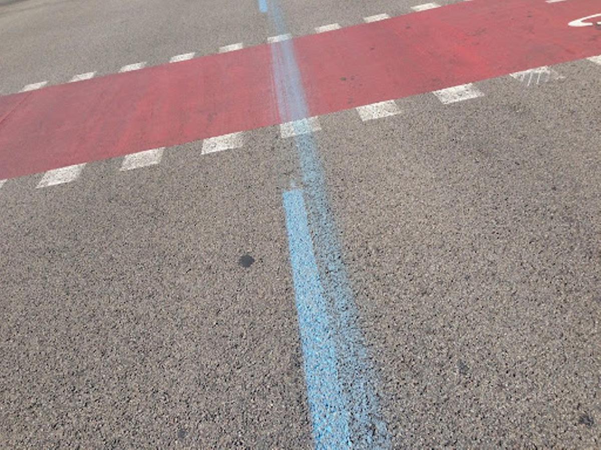 Una línea azul recorre las calles de Barcelona.