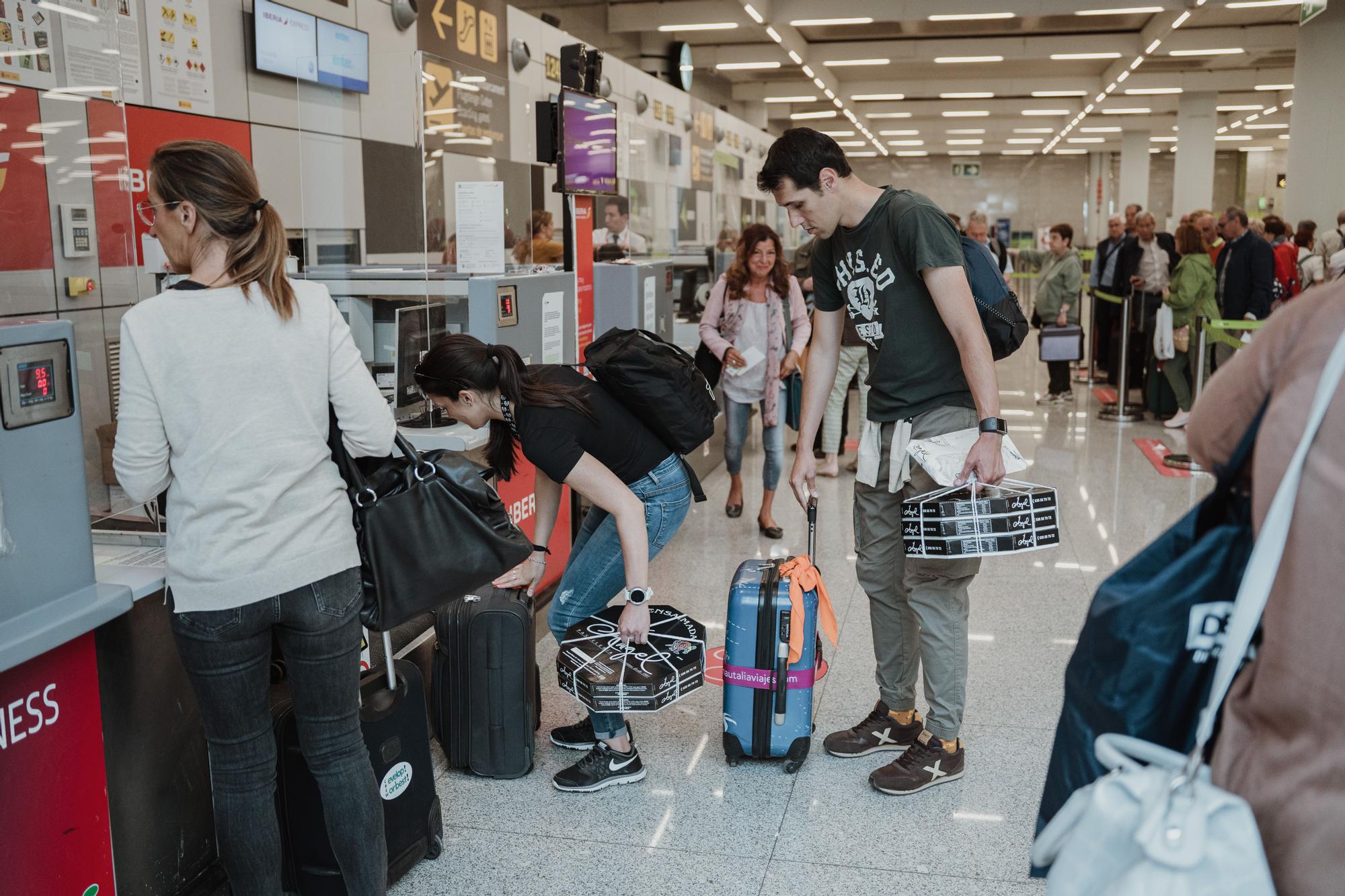 Indignación entre los pasajeros del aeropuerto de Palma: «No vamos a pagar por llevar ensaimadas, si hace falta las tiramos»