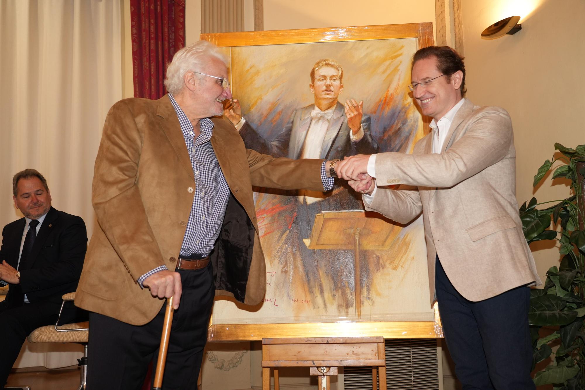 El pintor Forner entrega su retrato al maestro Tebar en el Casino Antiguo de Castelló
