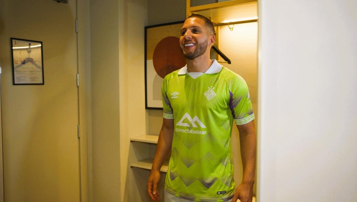 Charuto posa en el hotel de Pésaro con la camiseta que el Palma Futsal lucirá en la Final Four