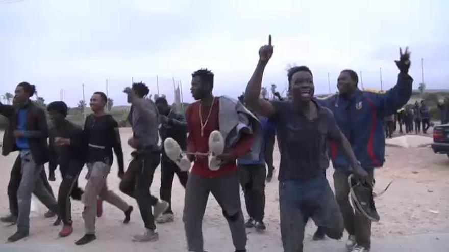 Medio centenar de migrantes saltan la valla de Melilla