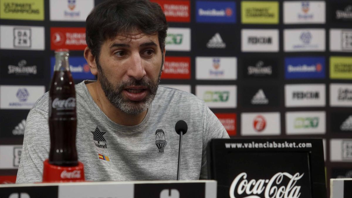 Álex Mumbrú, en rueda de prensa en La Fonteta