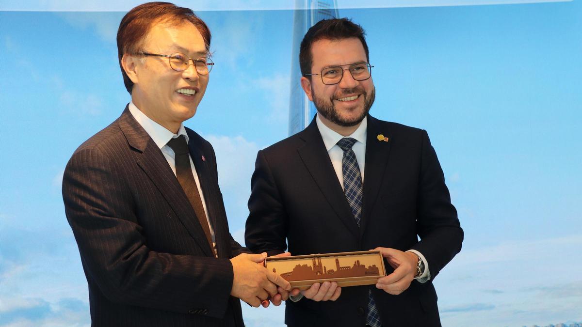 El consejero delegado de la unidad química de Lotte Energy Materials, Kim Gyo Hyun, y el president de la Generalitat, Pere Aragonès.