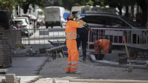 Un trabajador de la construcción bebe agua para combatir el calor en una imagen de archivo.