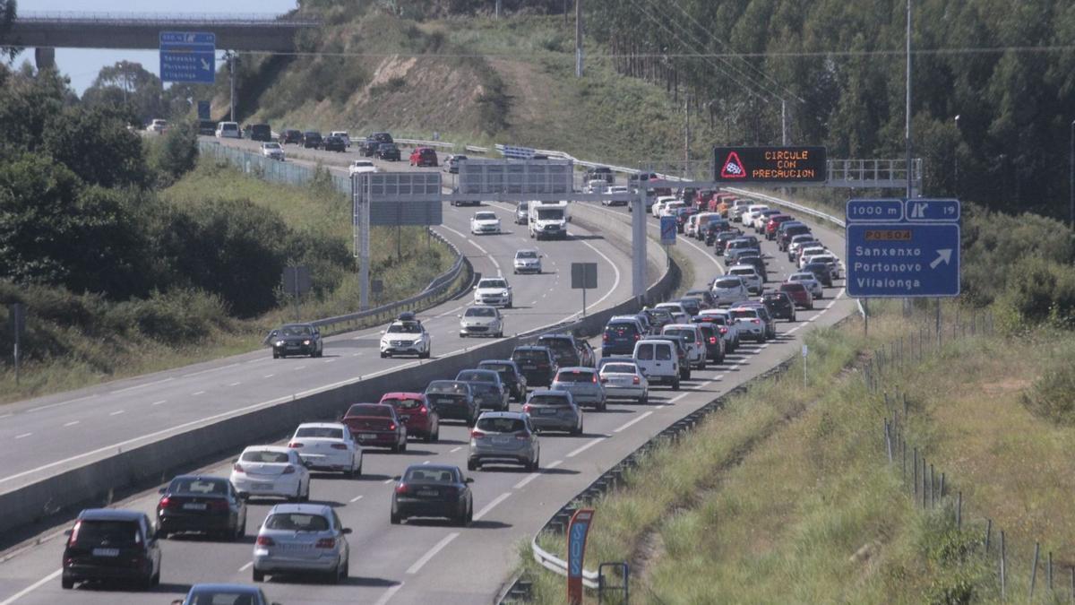 Retenciones en la Autovía do Salnés, en las proximidades de la salida de Sanxenxo. |   // I.ABELLA