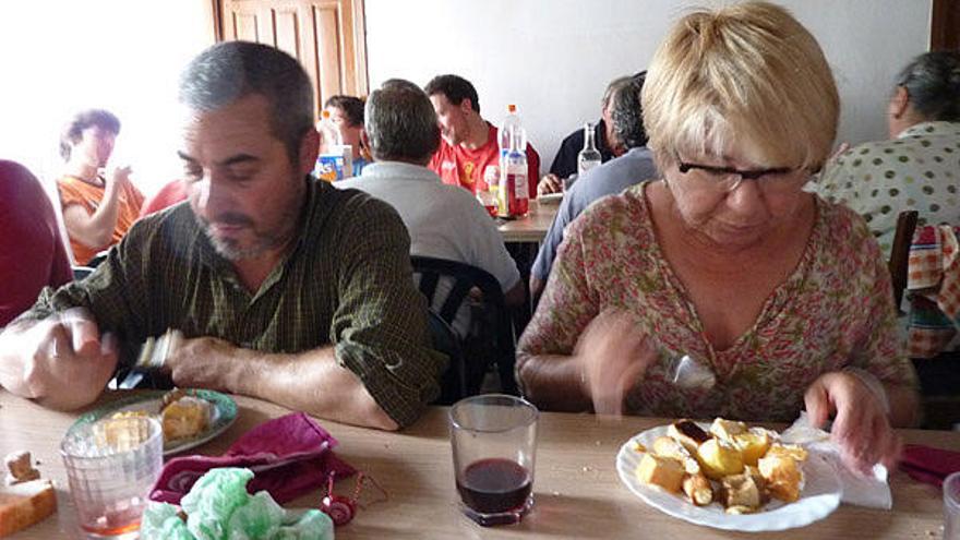 El guiso de cordero y los postres caseros, delicias de Sagallos